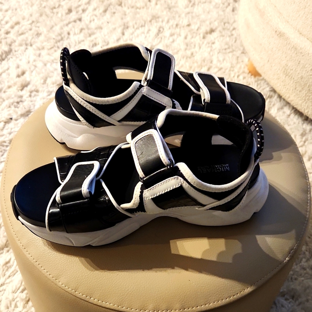 Michael Kors Harvey Sandal No Size on shoe. Guess between 7-7.5. - Picture 4 of 4